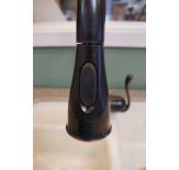 From the sprayhead, you can pause the flow of water or switch the flow of water between spray and aerated mode.